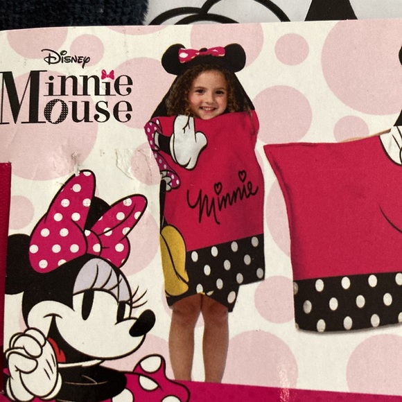 Minnie Mouse Hooded Towel. NWT - Picture 5 of 5